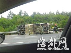 浙江春游客车与小轿车相撞 致5死13伤