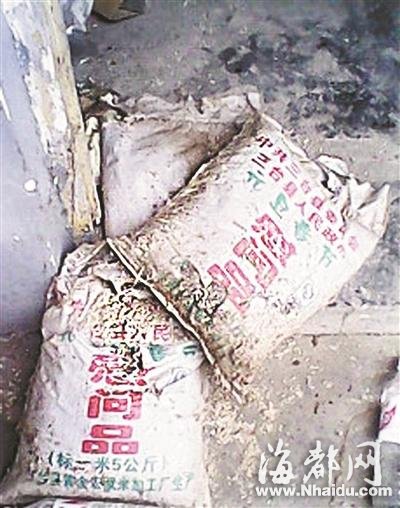 汶川地震救灾物资霉烂 当地官员连夜清理