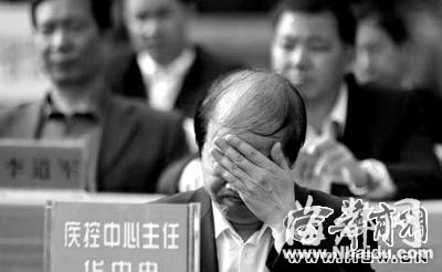 陕西官员问政现场被免职 捂着脸不停地哭