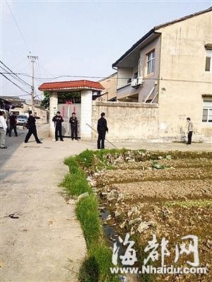 男子持刀追砍母亲 警察鸣枪遭挑衅：来单挑