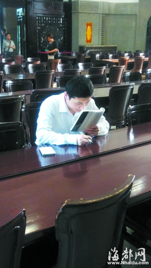 患眼疾小伙大学蹭课两年 找到研究生女友