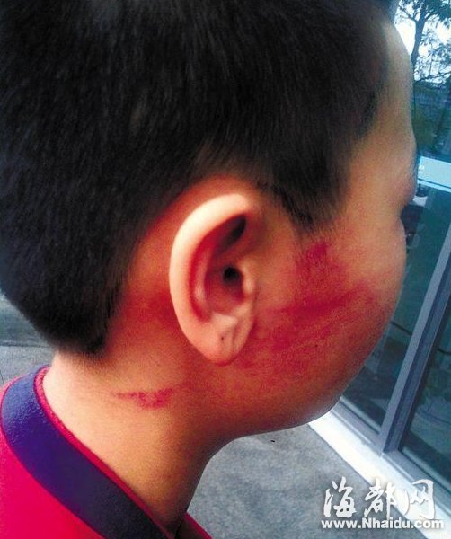 贵族学校一小学生骂老师被连扇数个耳光