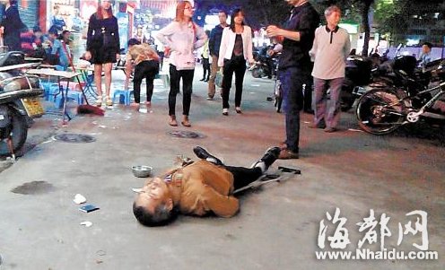 男子当街侮辱殴打60多岁乞丐 广场保安旁观全程