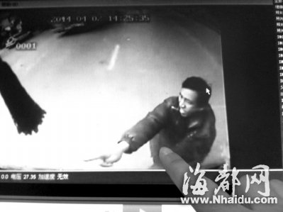 郑州：男子强拦公交欲上车被拒 钻入车底躺40分钟