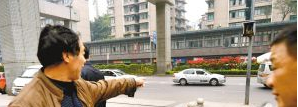 重庆：宝马女司机拔掉警车钥匙 强行开车撞倒民警