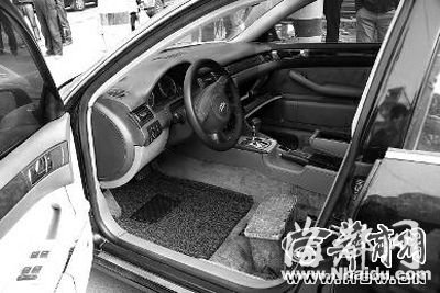 奥迪车套牌被查：车内无座椅 驾驶座为小板凳