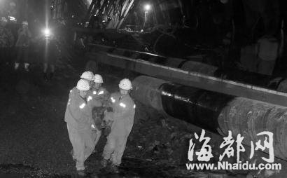 吉林隧道塌方事故12人受困87小时：饿急吃皮带