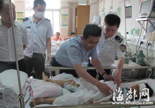 海南小学春游大巴侧翻致8人死32人伤 校长被控制