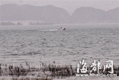 民用直升机坠落北京密云水库 飞行员1死1伤