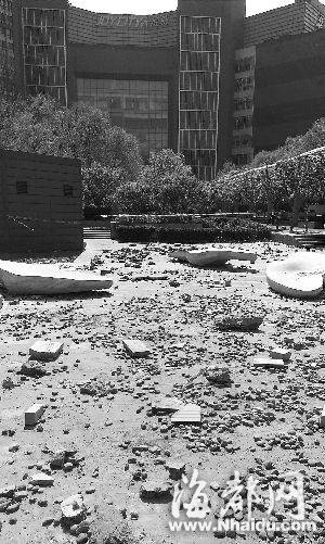 北京一物业嫌广场舞噪音大 在广场上撒渣土