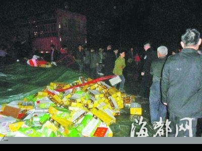20名民警冒雨守护30吨火腿肠 阻止村民捡拾