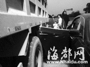 女子开玛莎拉蒂追尾 打开车门又被渣土车撞上