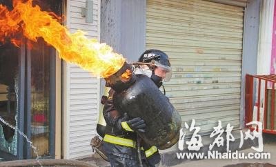武汉“抱火哥”系合同制消防员 即将离职