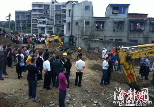 四川德阳10岁男孩工地如厕被埋身亡