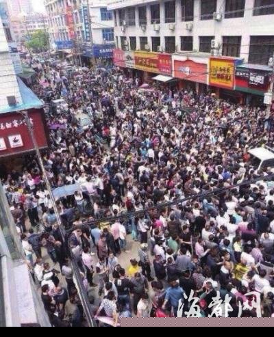 浙江城管打伤拍照路人遭群众围攻 两人被打休克