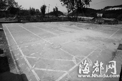 男子鸣枪放3只藏獒驱散广场舞大妈获刑6个月
