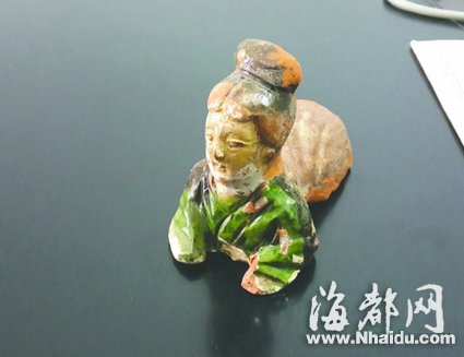 成都：小伙路边小便冲出宋代女陶俑