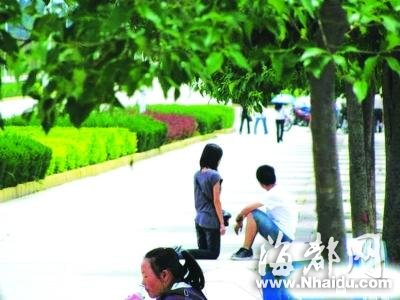 女生因非处女下跪向男友道歉照片被指造假