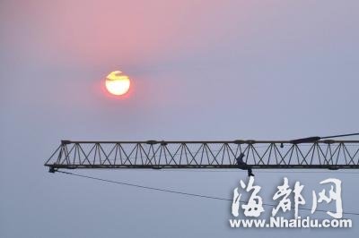 男子爬上工地塔吊待6天 救援人员每天送水送饭