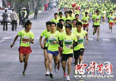 男子跑步比赛途中同一地点两次被打 仍夺亚军