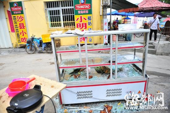 三亚：十余光头男子凌晨持砍刀沿街打砸