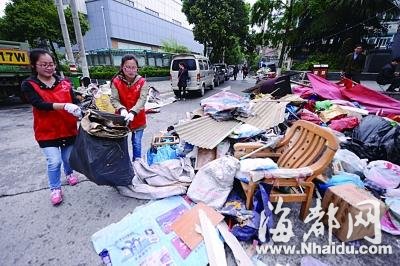 90岁老人有四五套房 用一套专门收集垃圾