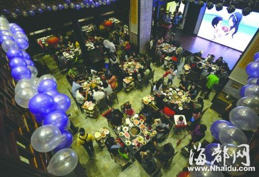 成都小伙求婚请200多陌生人免费吃火锅