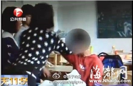 网曝云南4名女生教室围殴女同学 持续8分钟