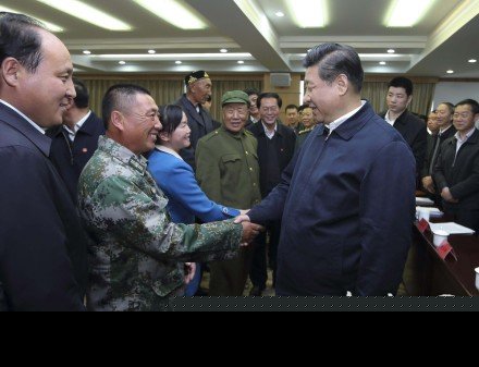 习近平在新疆视察建设兵团：屯垦兴则西域兴