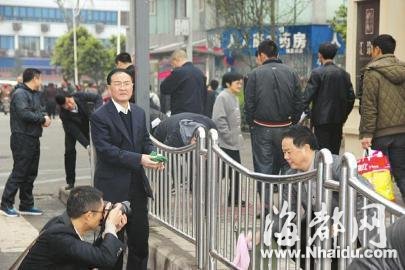 四川叙永县委书记带头扫街 有人蹲地拍官员(图)