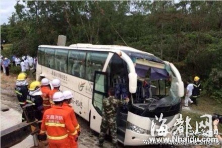 海南一学校春游车辆侧翻造成8名小学生死亡