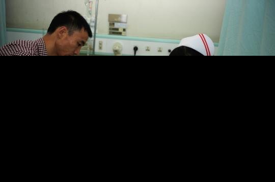 沈阳一对男女在疾驰出租车窗上玩自拍(图)