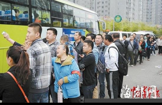 女子家住河北北京上班 母亲帮其排队等车数年