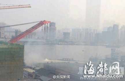 上海居民楼起火 两消防员被热浪推下13楼坠亡