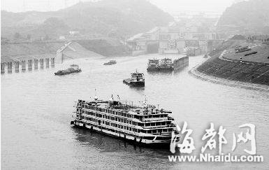 三峡大坝船闸通行能力达极限 船只拥堵成常态化