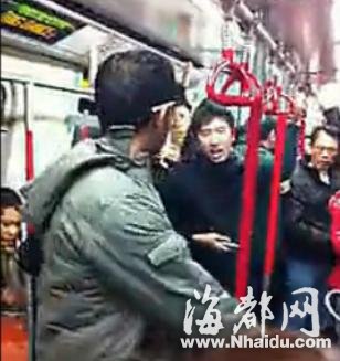 印度男子被曝香港地铁内殴打乘客 全程无人制止
