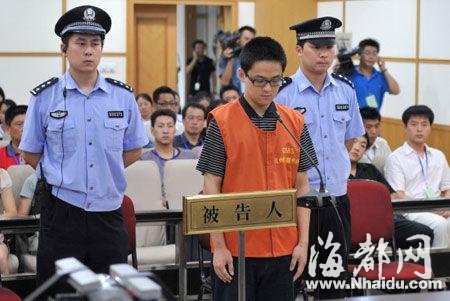 杭州“70码”飙车案主角驾宝马侧翻 曾撞死学生