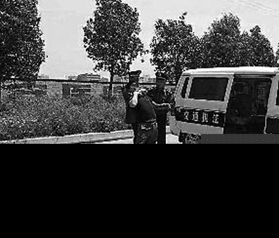 丈夫被交通执法者“锁喉” 妻子拍下照片