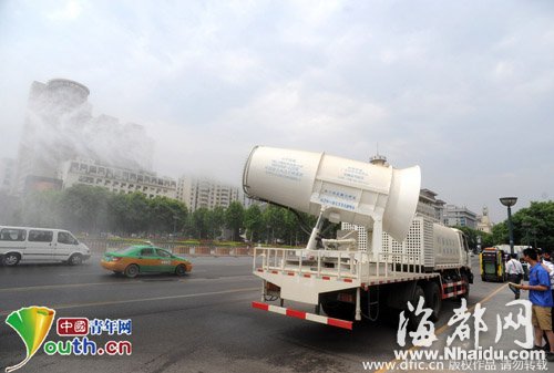 西安街头现“治霾神器”：车载雾炮喷70米高水雾