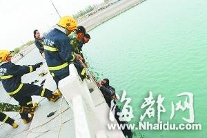 甘肃男子跳河轻生 获救后感觉丢人戴头套上岸