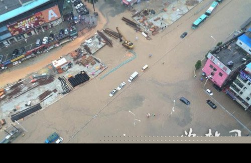 南方多地暴雨湘桂超60万人受灾 深圳成“水城”