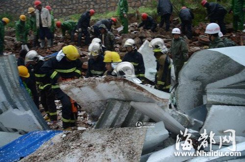 青岛宿舍被压毁18人遇难 事故发生时间说法不一