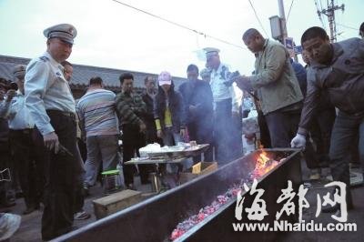 北京东城整治露天烧烤 食客称好这口不愿离开