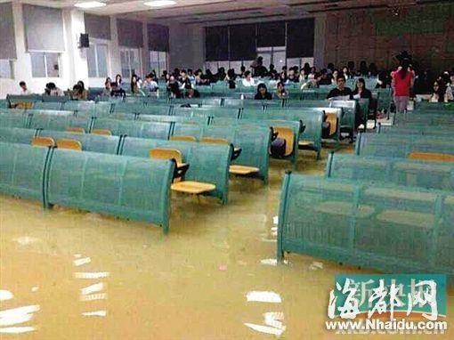 珠海暴雨后大学生在浸水教室中考试
