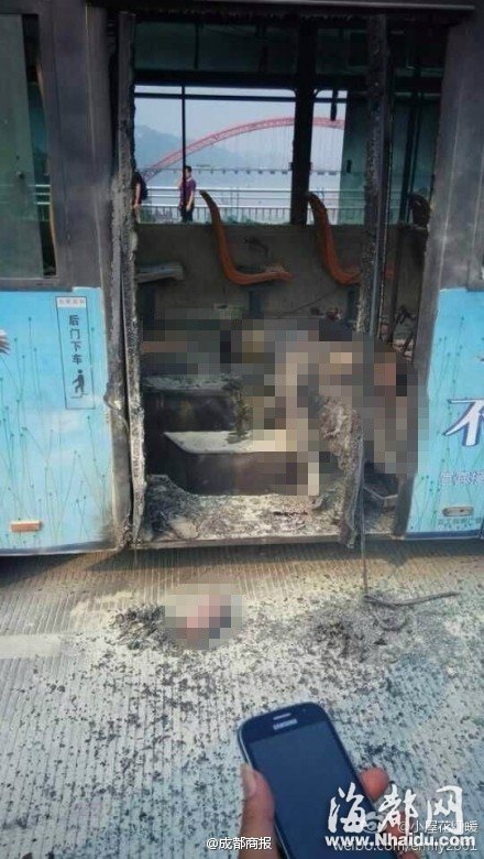 四川宜宾一公交车发生爆燃 至少造成1人死亡