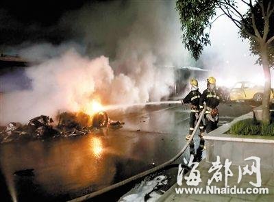 重庆法拉利跑车深夜与出租车相撞后起火1死3伤