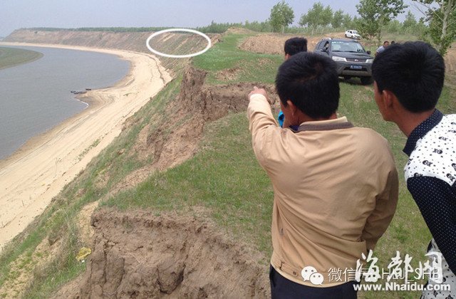 黑龙江：不明物体拖黑烟坠下 砸出300㎡大坑