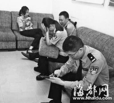 网友曝郑州民警上班玩手机 回应：有人在做笔录