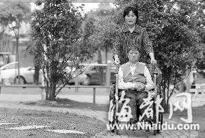 南京保姆上岗不到1年中风 雇主照顾其9年