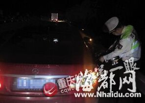豪车高速路上抛锚 司机徒步3公里求助无果